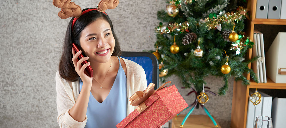 mujer en comunicación con su familia en esta Navidad y Fin de Año